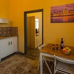 Goodmo House Hostel *