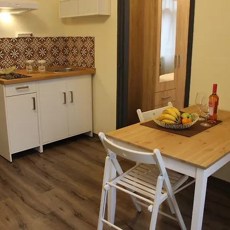 Hostal Goodmo House *