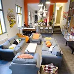 Goodmo House بيت شباب