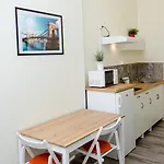 Goodmo House بيت شباب