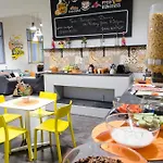Goodmo House بيت شباب