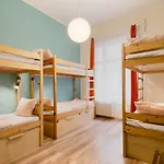 بيت شباب Goodmo House